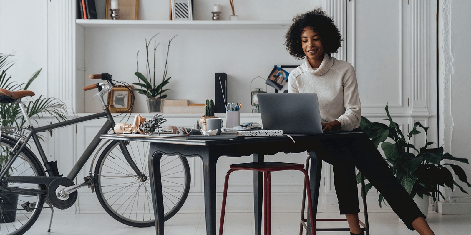 Woman sitting at the table and working on computer