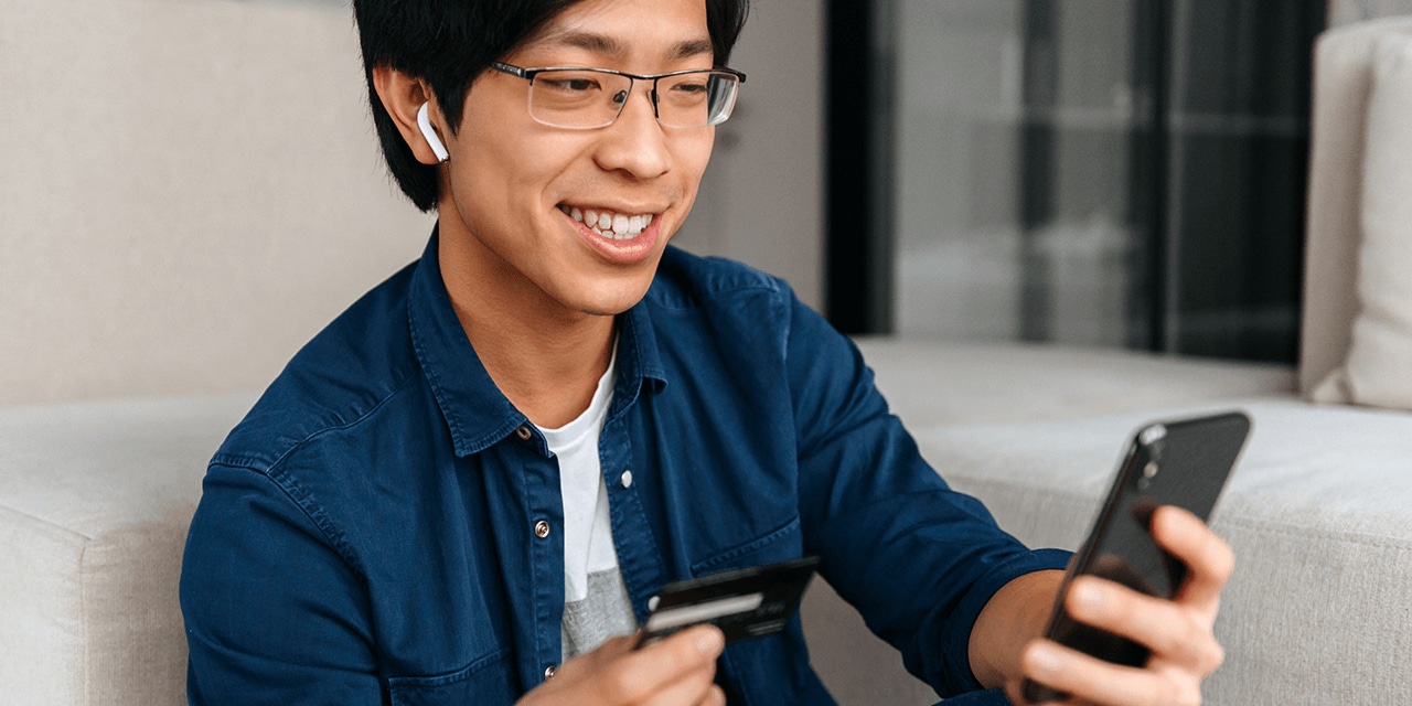 A youngman learning financial course on a mobile device