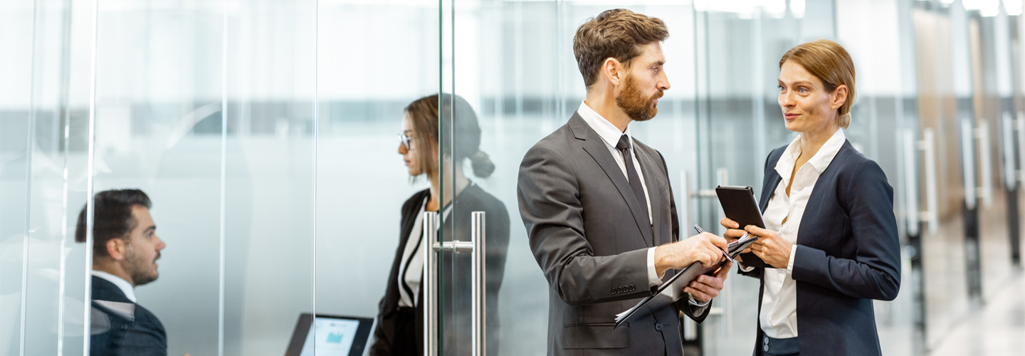 事務室はキュービクルや廊下に立って話していた